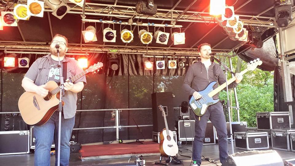 2zueins! live in Schönefeld